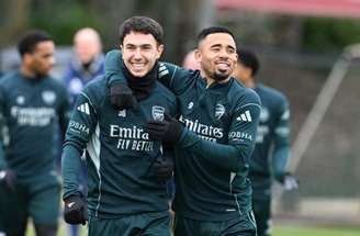 Gabriel Jesus ao lado de companheiros de clube –