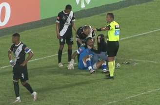 Goleiro Bruno recebe atendimento médico –