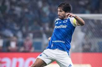 Lucas Silva em campo pelo Cruzeiro –