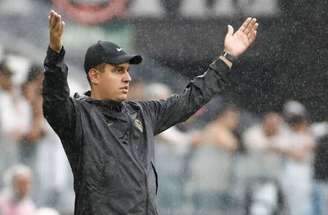 Lucas Piccinato não resistiu ao empate em 2 a 2 com o Fluminense, em casa –