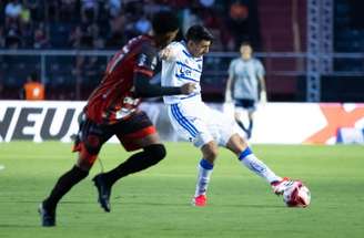 O atacante Villarreal tenta a finalização para o Cruzeiro. Mas não foi feliz. Atacante passou em branco.