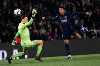 Hakimi parte para o ataque na vitória do PSG. Mas o Metz,que levou de 3 a 0, segue afundado em último.