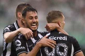 Jogadores de Coritiba e Operário em disputa de bola na semifinal do Campeonato Paranaense –