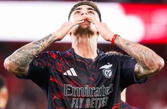 AVS (de amarelo) não é páreo para a força ofensiva do Benfica.