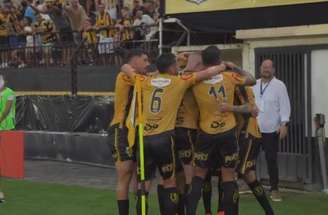 O santista Escobar atento ao avanço de Tavinho.