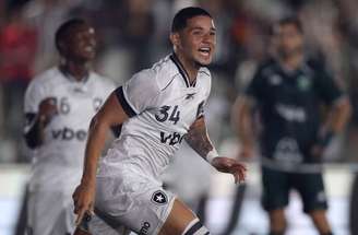 Justino comemora o gol do Botafogo na vitória sobre o Boavista –
