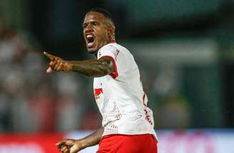 Bragantino puniu Gustavo Marques (direita) por falas machistas contra a árbitra Daiane Muniz –