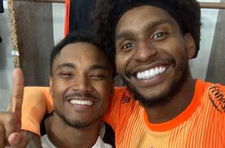 Vitinho celebrou finalmente seu primeiro gol no Timão –