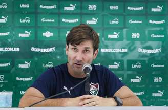 Maxi Cuberas assumiu o comando do Fluminense após a expulsão de Zubeldía –