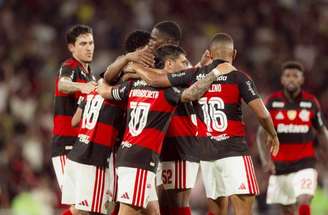 Cebolinha tenta o arremate. Rubro-Negro larga na frente diante do Madureira –