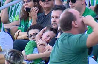 Família é hostilizada por torcedores do Juventude ao receber camisa do Tricolor –