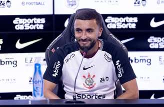 Zakaria Labyad ao lado do presidente do Corinthians, Osmar Stabile, durante a coletiva de apresentação –
