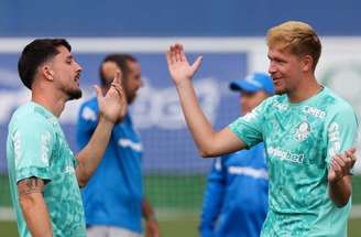 Abel Ferreira usa camisa vermelha nos treinos do Verdão –