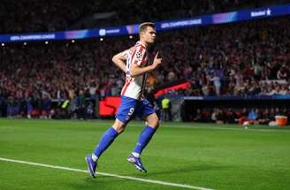 Jogadores de Atlético de Madrid e Club Brugge em disputa de bola no Metropolitano –