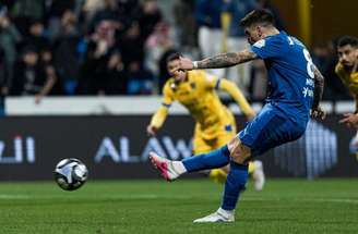 Jogadores de Al-Hilal e Al Taawoun em disputa de bola no Campeonato Saudita –