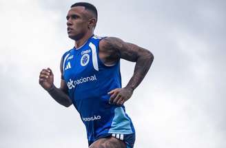 Marquinhos corre em volta do gramado da Toca da Raposa II –