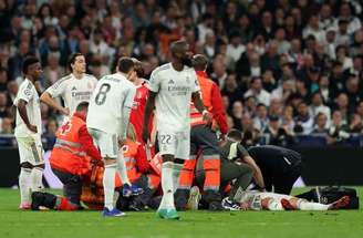 MADRID, SPAIN – FEBRUARY 25: Raul Asencio of Real Madrid is taken off the pitch in a stretcher during the UEFA Champions League 2025/26 League Knockout Play-off Second Leg match between Real Madrid C.F. and SL Benfica at Estadio Santiago Bernabeu on February 25, 2026 in Madrid, Spain. (Photo by Clive Brunskill/Getty Images)