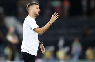 Danilo comemora gol ao lado de Alex Telles –