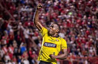 Argentinos Juniors (de vermelho)  e Barcelona  fizeram jogo truncado e decidido nos pênaltis.