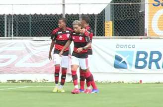 Guilherme Gomes bate pênalti com maestria e amplia para o Flamengo –