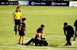 Messi foi abraçado por um torcedor que invadiu o campo e acabou sendo derrubado – Reprodução de video