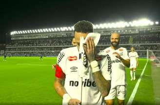 Neymar faz dança diante de uma das bandeiras de escanteio da Vila Belmiro –