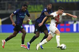 Malinovskyi, do Genoa, sai coma bola e recebe a carga de Marcus Thuram, da Internazionale.