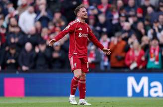 Mac Allister comemora o terceiro gol do Liverpool contra o West Ham –