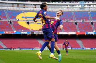 Lamine Yamal faz três e Barcelona vence o Villarreal –