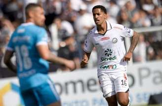 Jogadores de Operário e Londrina disputam jogada aérea na final do Campeonato Paranaense –