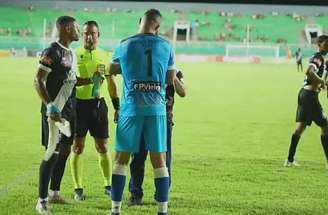 Goleiro Bruno durante jogo do Vasco-AC –