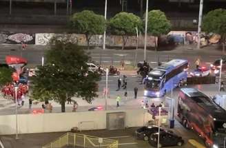 Dezenas de torcedores protestam na chegada do Flamengo ao Maracanã –