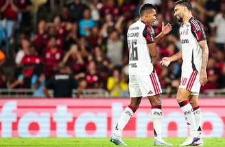 Mesmo após goleada por 8 a 0, torcida do Flamengo faz protestos ao fim do jogo –