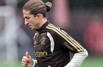 Filipe Luís não resiste à pressão da torcida do Flamengo –