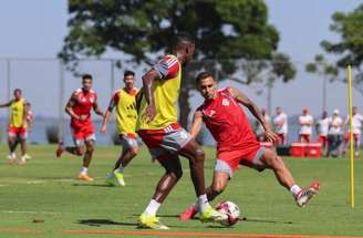 Pezzolano deverá improvisar na lateral esquerda do Inter –