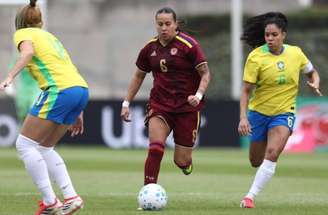 Gaby Garcia leva a Venezuela ao ataque diante do Brasil.