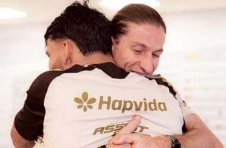 Paquetá confraterniza com Filipe Luís em chegada ao Flamengo –