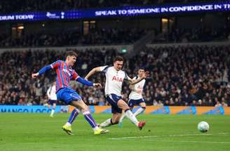 Jogadores do Crystal Palace comemoram o gol marcado por Larsen no Tottenham Hotspur Stadium –