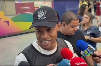 Atacante veste máscara de jacaré que marcou sua primeira passagem –