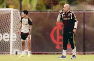 Leonardo Jardim conversou com os jogadores do Flamengo antes da primeira atividade –