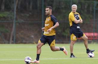 Alisson perdeu espaço no São Paulo após negociar com o Corinthians –