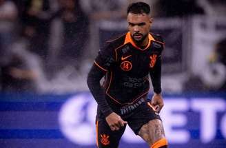 Raniele em campo durante treinamento do Corinthians –