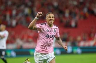 Por mais três anos, o atacante Vitinho continuará atuando com a camisa colorada –