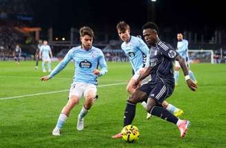 Brahim Diaz, do Real Madrid, em disputa de bola com Marcos Alonso, do Celta Vigo –