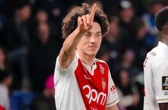 Zakaria tenta finalização de cabeça diante do PSG –