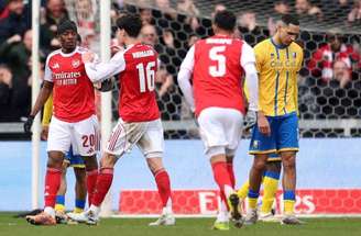 Eze, do Arsenal, marca o segundo gol contra o Mansfield –