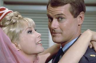 A série de fantasia “Jeannie é um Gênio”, lançada originalmente nos Estados Unidos em setembro de 1965 pela rede NBC, conquistou gerações com seu jeito cômico. Hoje, o clássico pode ser visto em streaming, no catálogo da Sony no Prime Video, mantendo viva sua magia e curiosidades que marcaram época.