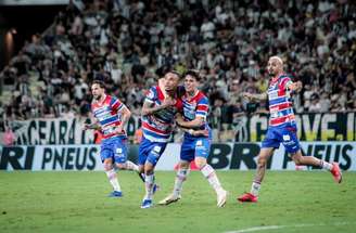 Foto Mateus Lotif / Fortaleza - Legenda: Luiz Fernando comemora seu gol ao lado dos companheiros do Fortaleza