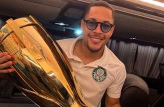 Vitor Roque postou foto com a taça do Paulistão 2026 –
