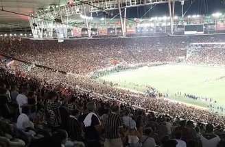 Jogadores do Flamengo fazem a festa com o título estadual –